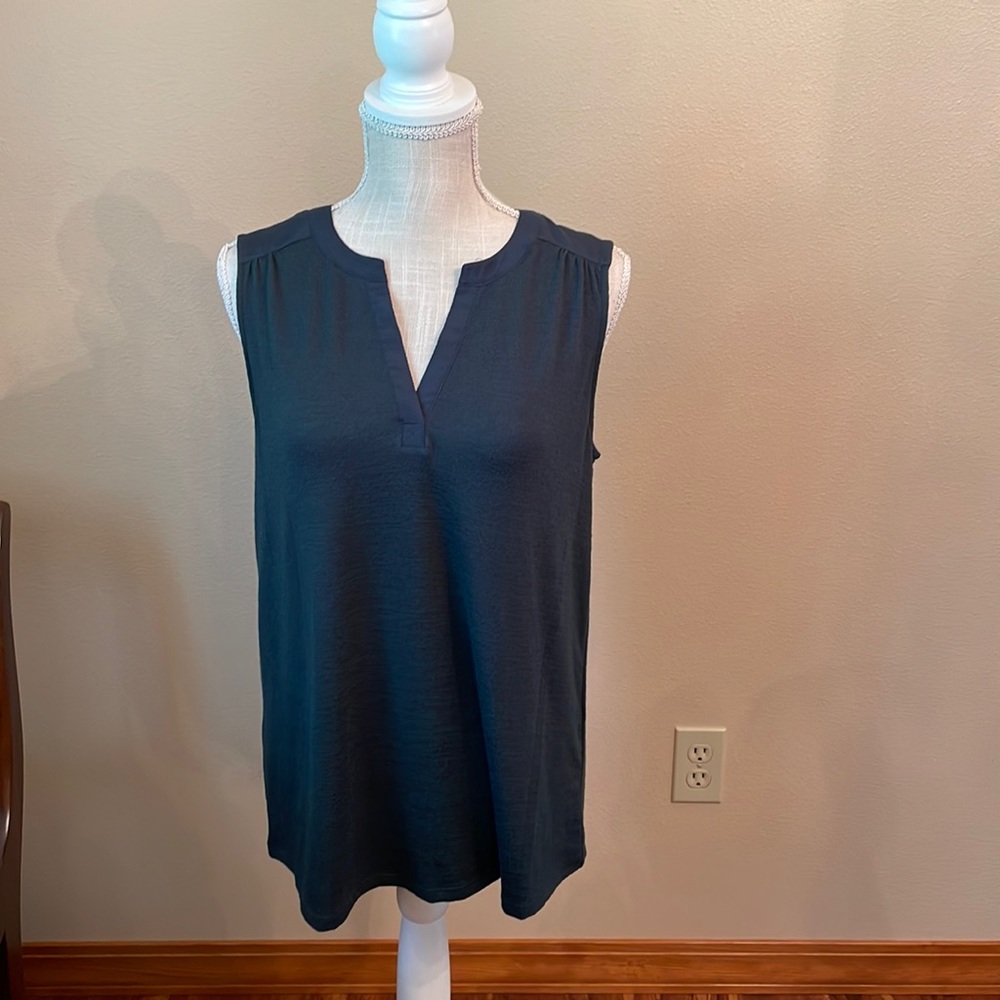 41 Hawthorn Sleeveless Split V Neck Top in size Medium, Forest Green